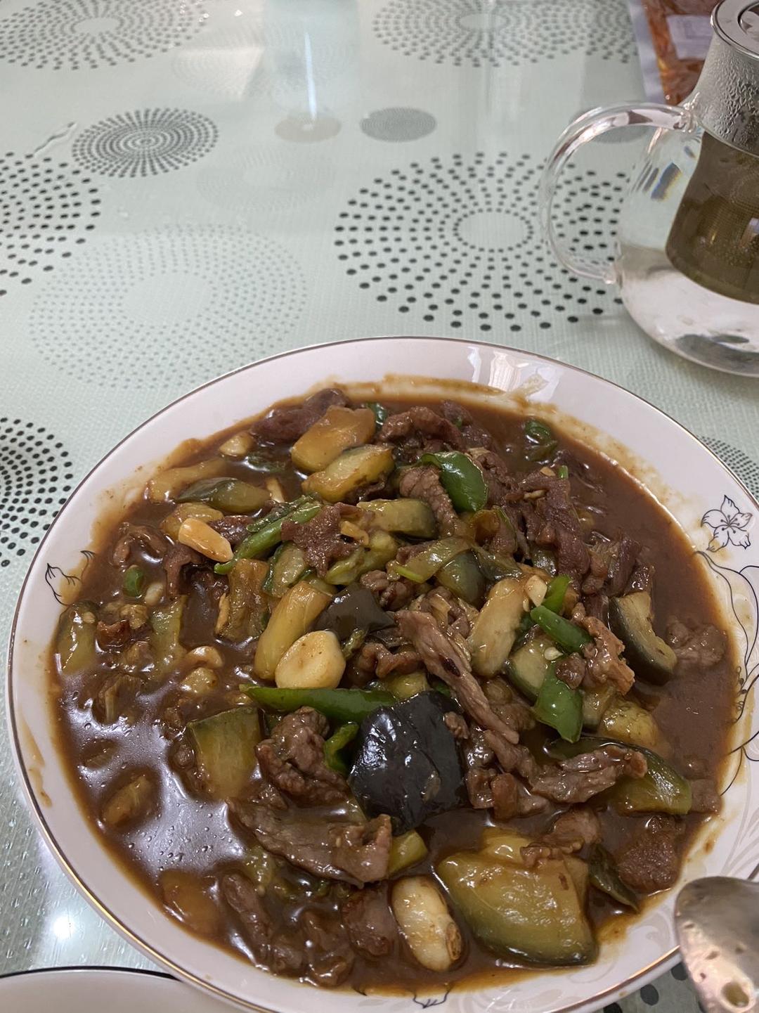 下饭茄子炒牛肉，请给我一大碗米饭