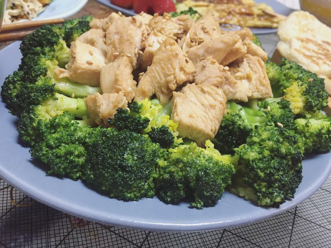 减脂增肌食谱——美味西兰花炒鸡胸肉