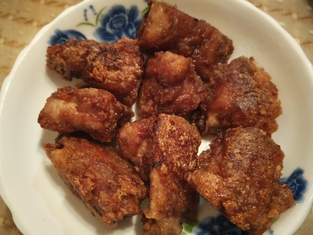 我家排骨从不红烧，加一些大蒜，出锅香喷喷，孩子吃完舔手指