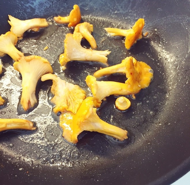 香煎鸡油菌的做法步骤图 香煎鸡油菌怎么做好吃 J Boa 下厨房 香煎鸡油菌的做法步骤图 香煎鸡油菌怎么做好吃 J Boa 下厨房