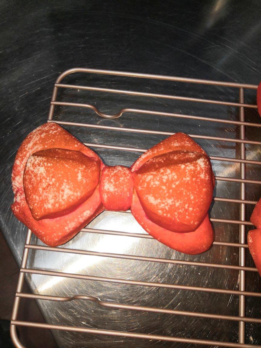 蝴蝶结牛奶面包