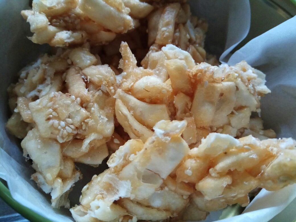用饺子皮做“萨其马”