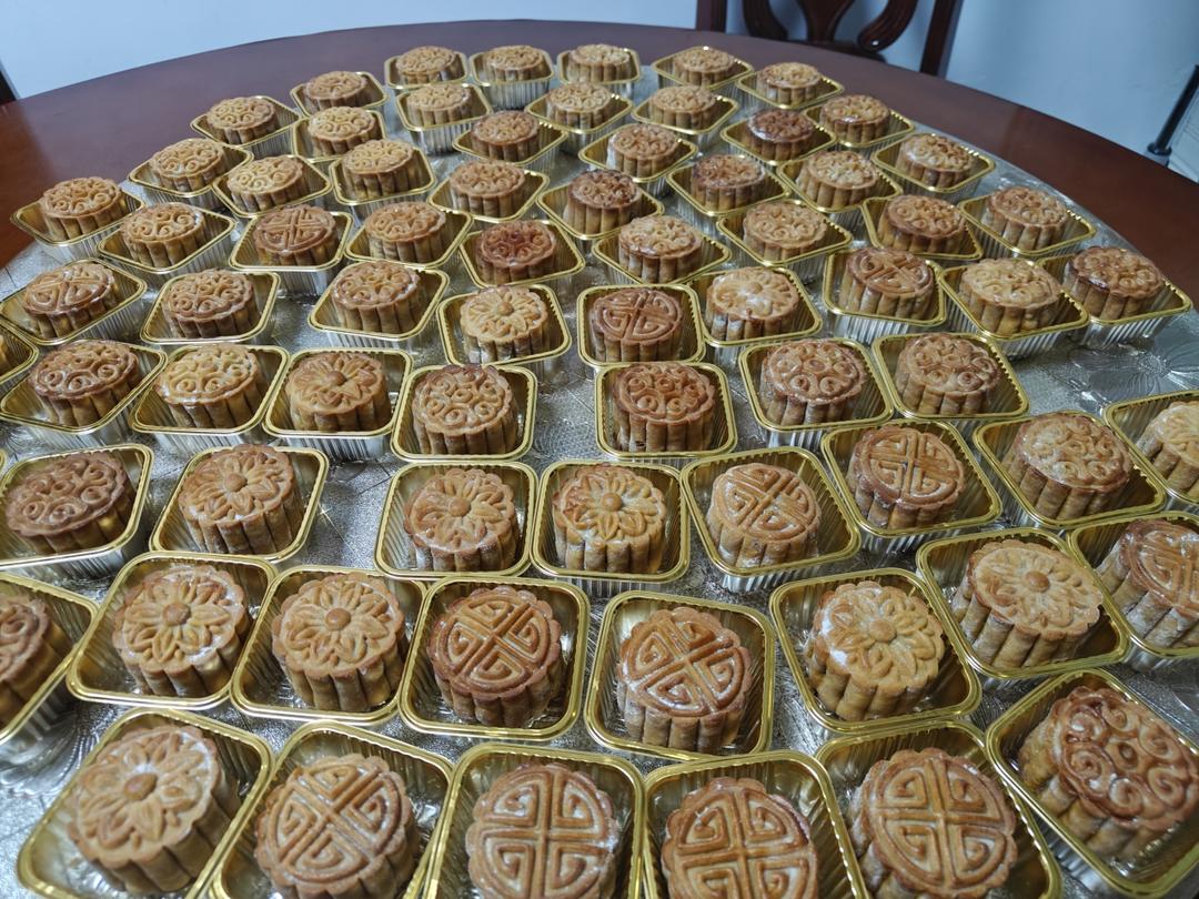 广式蛋黄莲蓉月饼