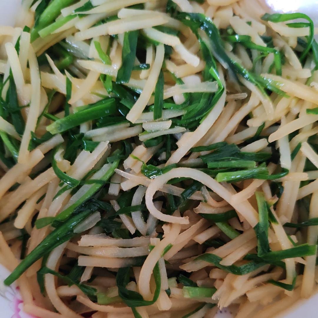 家常土豆丝炒韭菜