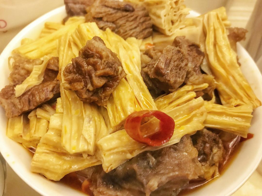 腐竹牛腩煲的做法