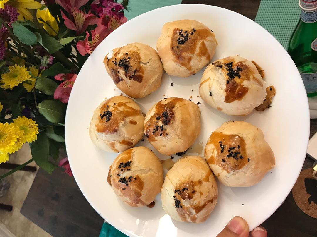 排四个小时队也买不到的鲜肉月饼，秘诀是放麻油！