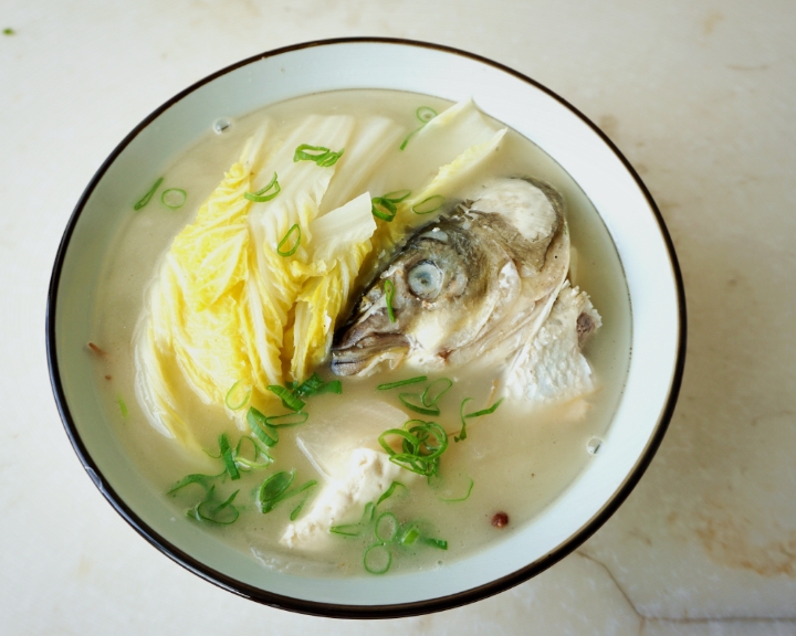 豆腐白菜鱼头汤的做法