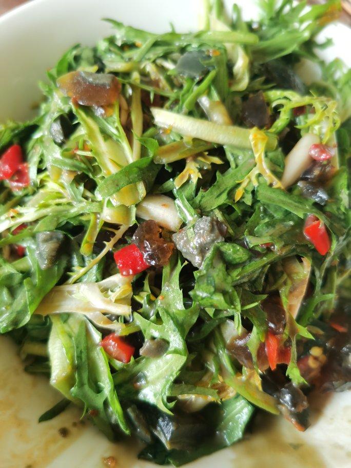家常凉菜——苦苣拌皮蛋