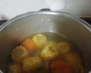 玉米胡萝卜排骨汤的做法 步骤3