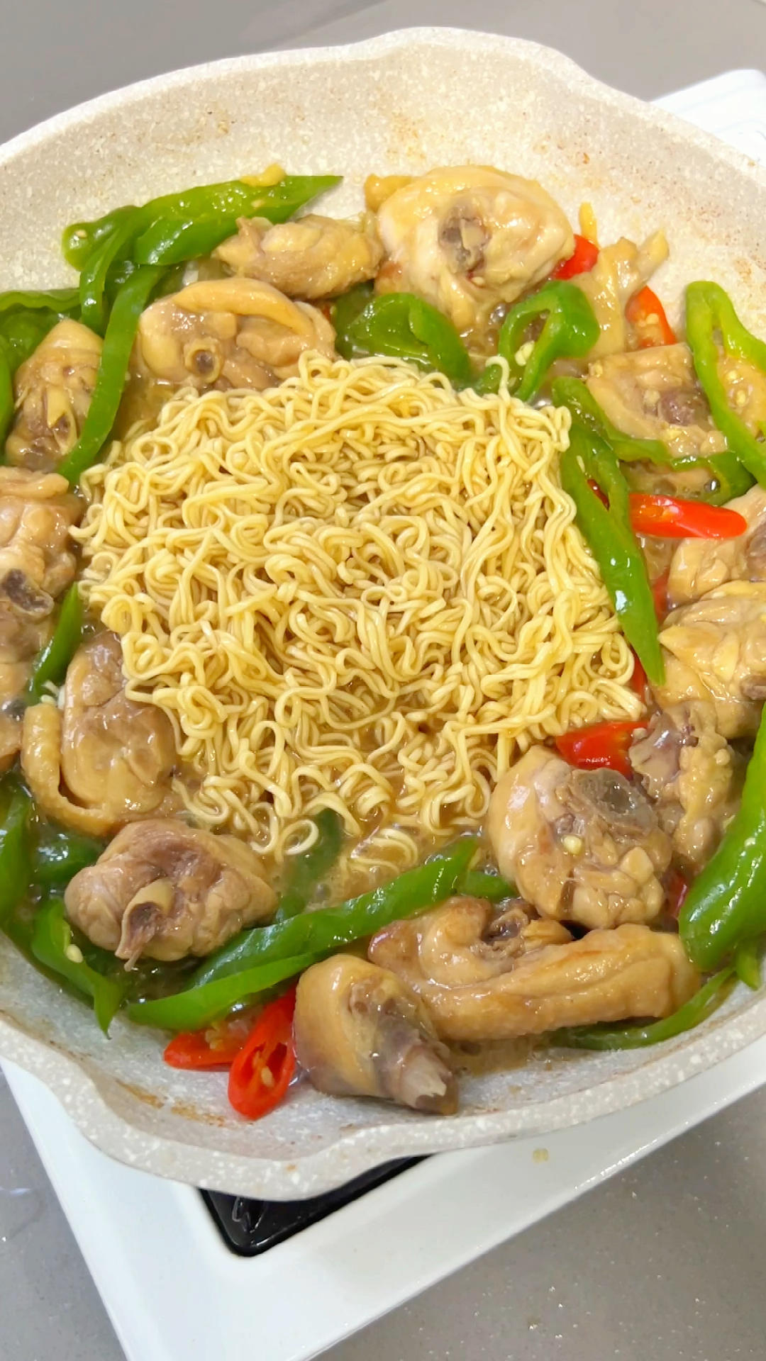 一个人的时候 方便面真的是绝佳啊 各种做法安排起来吃不腻 又辣又Q弹的鸡腿肉 一口又一口地 太满足啦