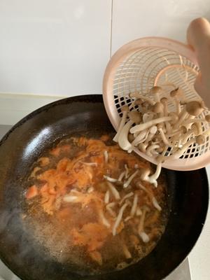 营养开胃汤~番茄蟹味菇巴沙鱼片汤的做法 步骤7
