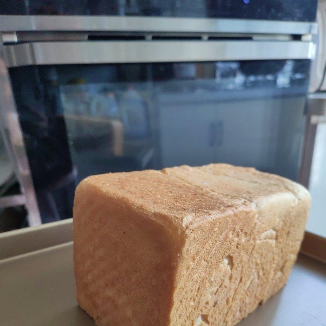 一次发酵的牛奶吐司，省事儿但依旧松软