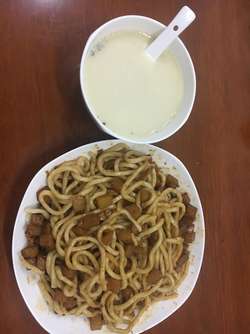 土豆炸酱面