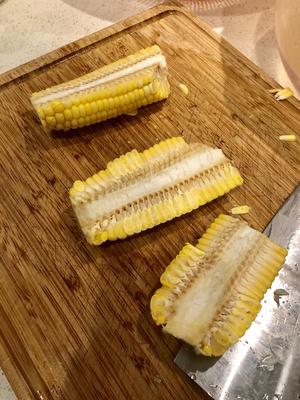 玉米炒火腿肠的做法 步骤3