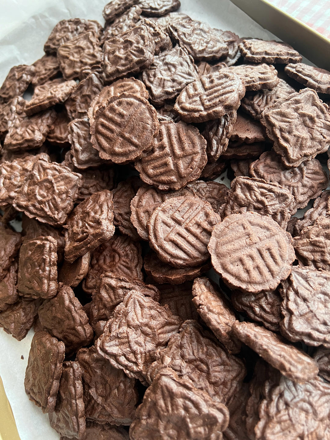 巧克力夹心饼干也可以有很好看的纹路，做法超简单！