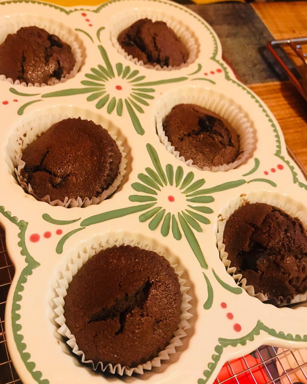 超润巧克力纸杯蛋糕（非常适合裱花、盖糖皮的cupcake方子）