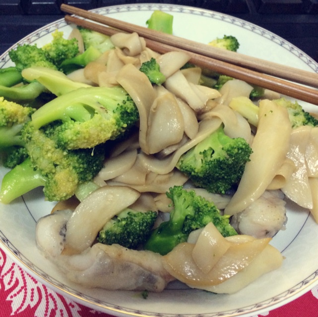 鸡腿菇炒西兰花