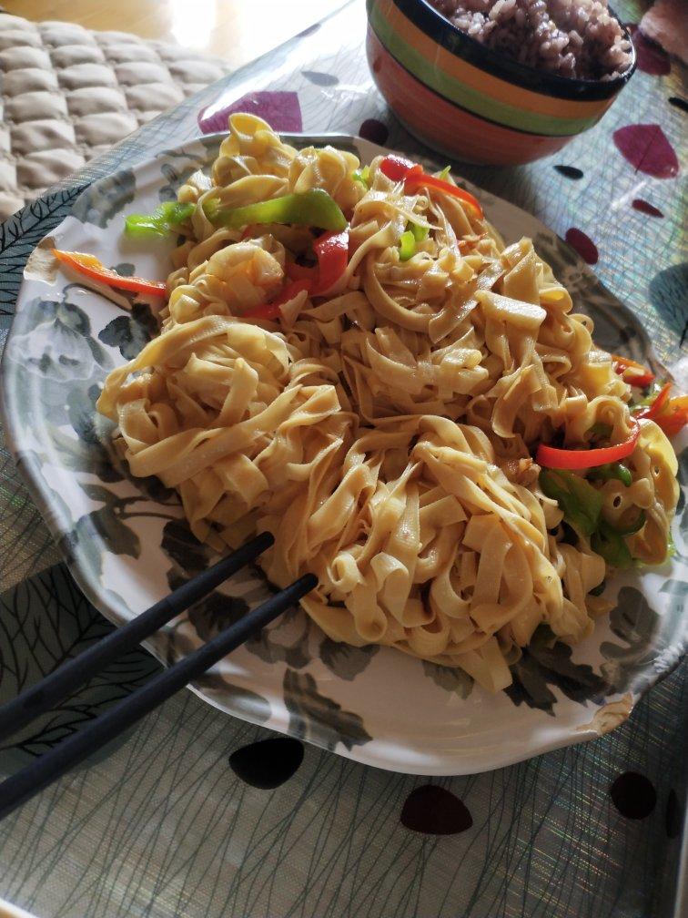 〈辣椒炒豆腐皮〉，经典家常菜。欣小厨 😉