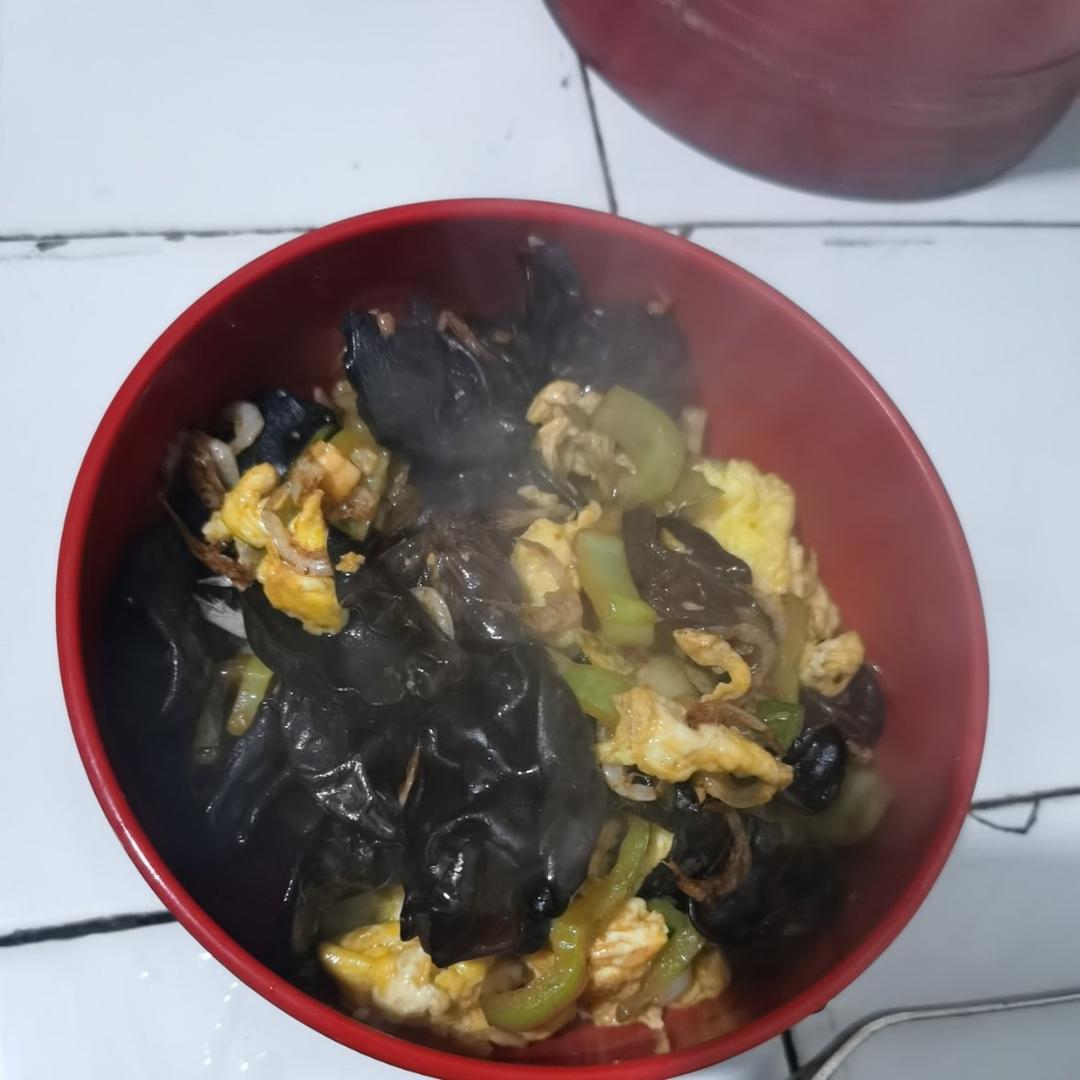 黑木耳青椒炒鸡蛋（营养又下饭）