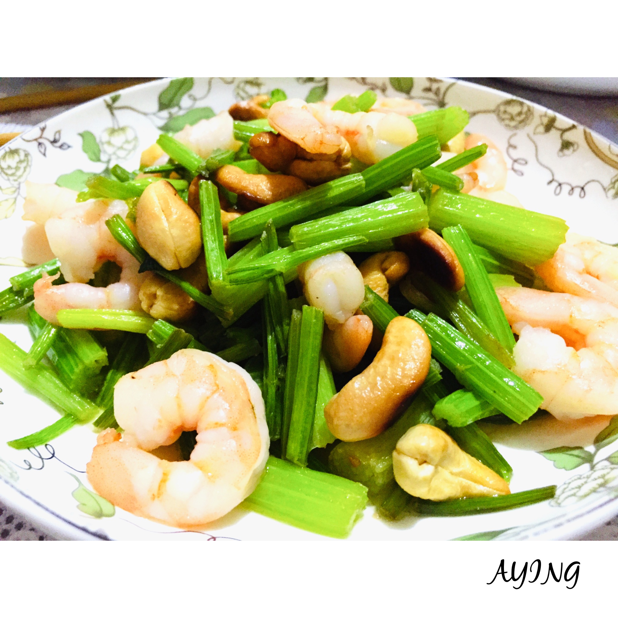 芹菜腰果炒虾球