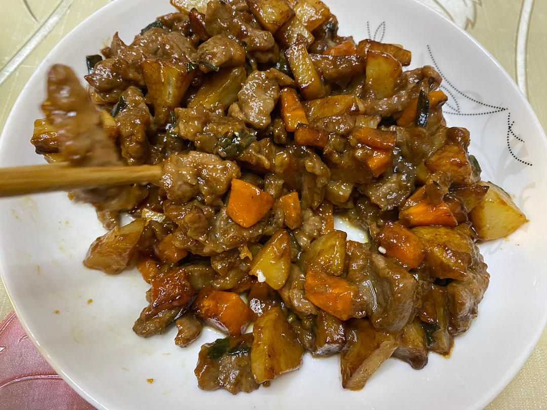 土豆燉牛肉之饭扫光，这样做也太香了吧，还没出锅已是浓香四溢了