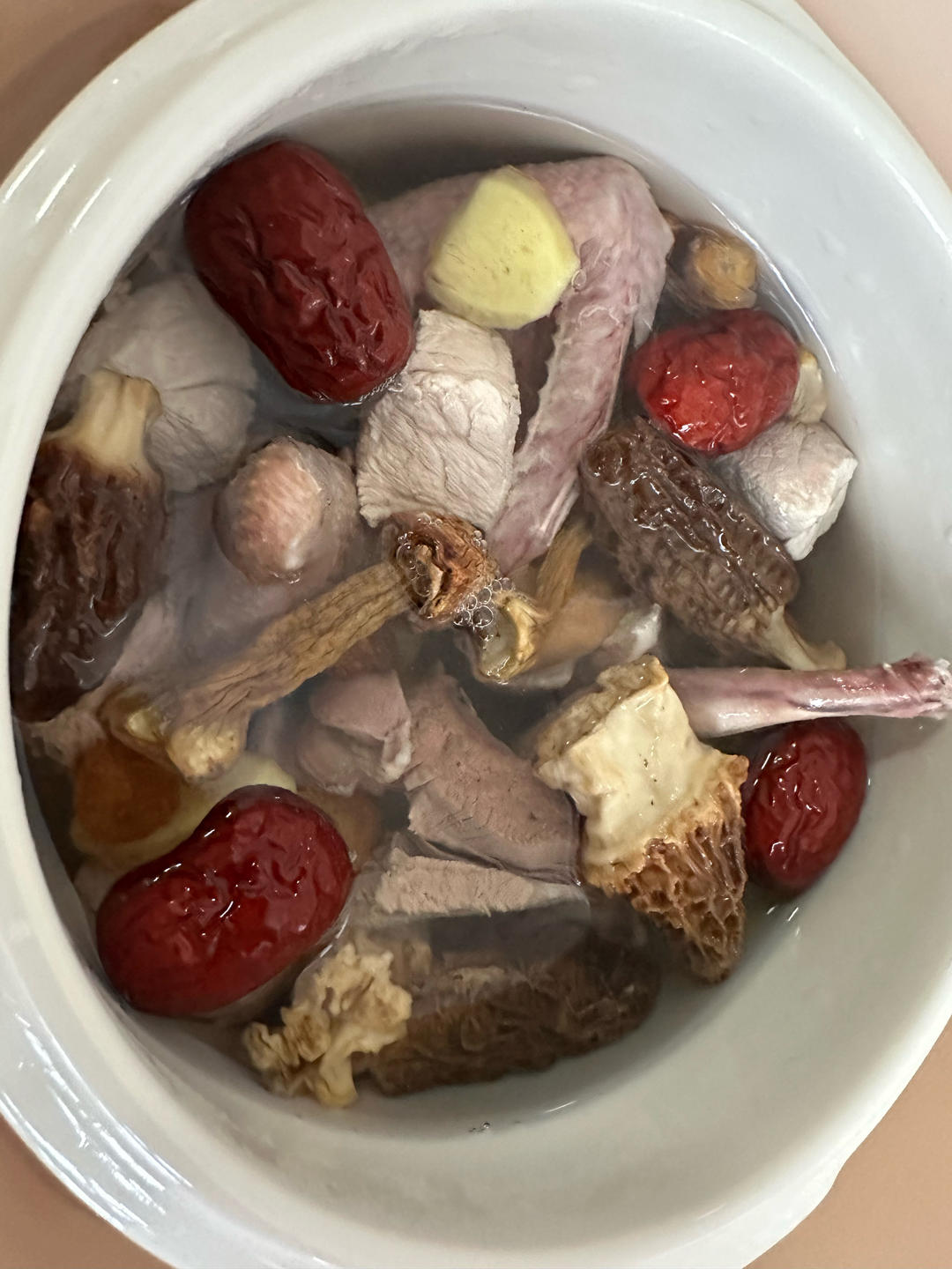 羊肚菌姬松茸鸽子汤