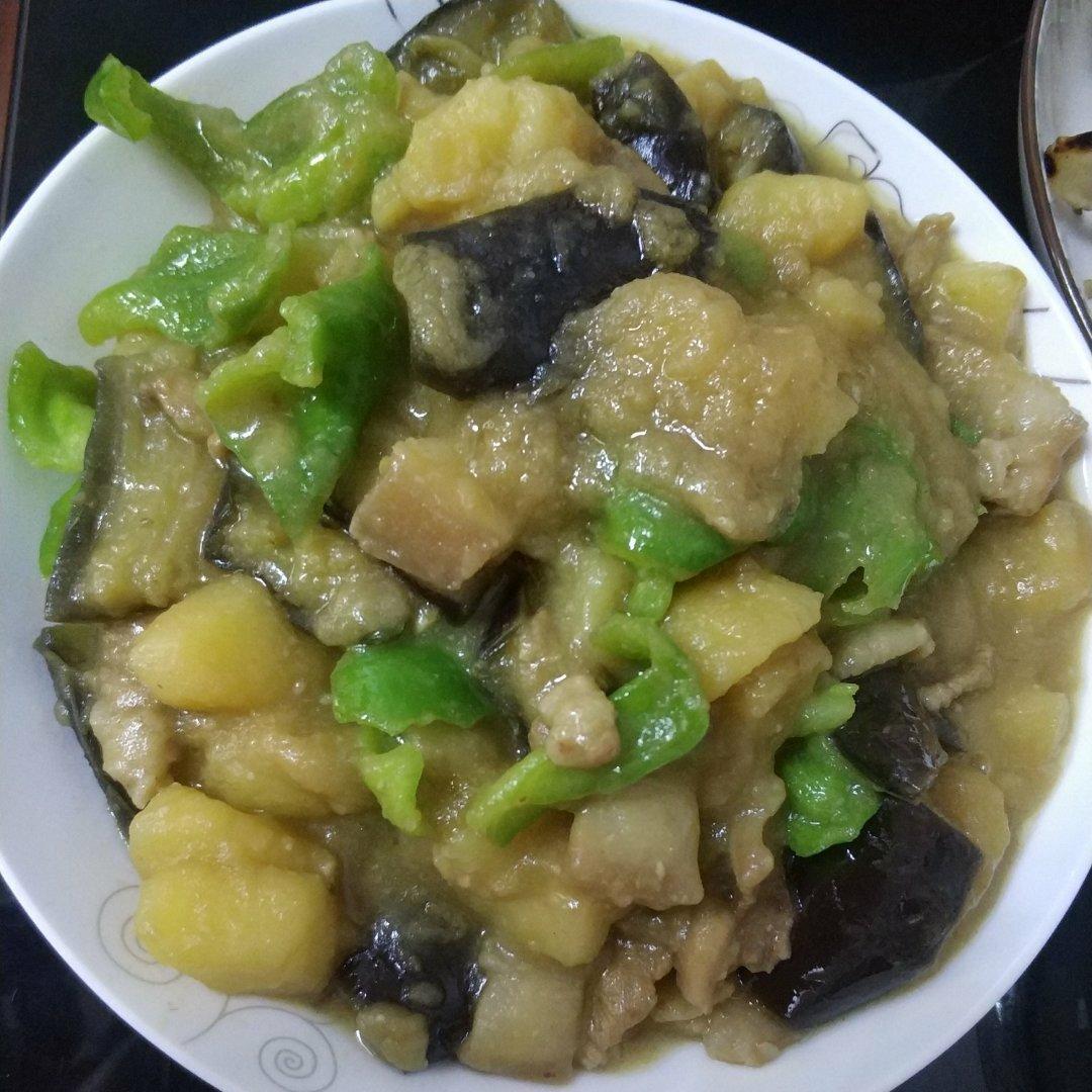 五花肉炖茄子土豆