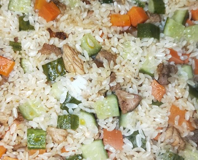 胡萝卜黄瓜肉粒焖饭的做法