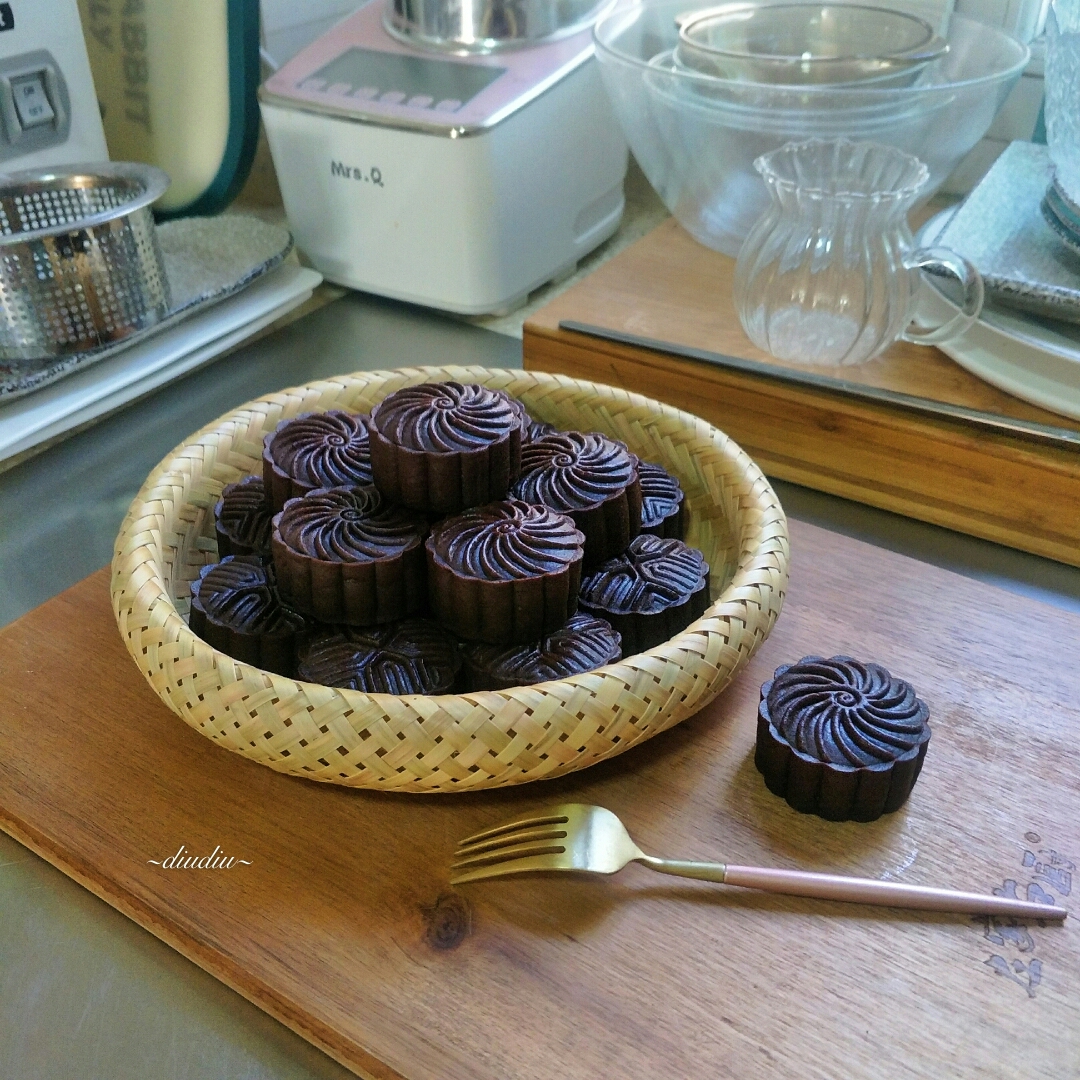 黑糖摩卡奶香椰蓉蔓越莓月饼的做法