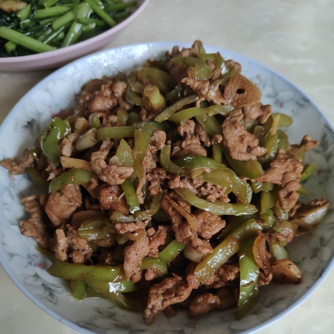 经典的家常菜，青椒炒肉丝，简单的食材也能做出如此美味