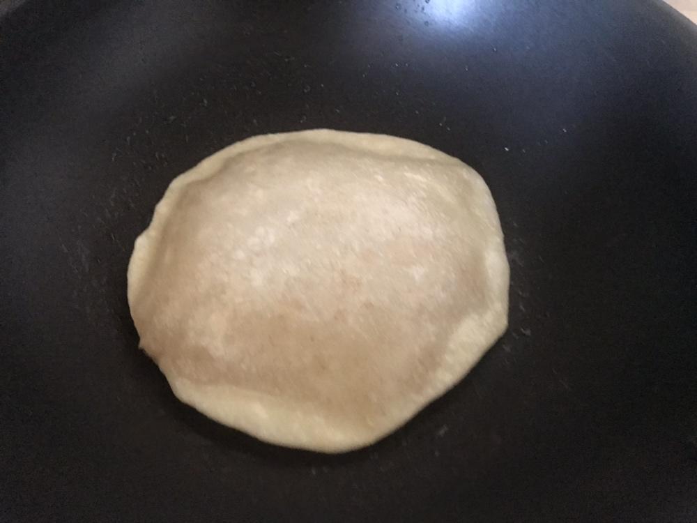 张张都鼓大泡的鸡蛋灌饼这样做不鼓大泡都难