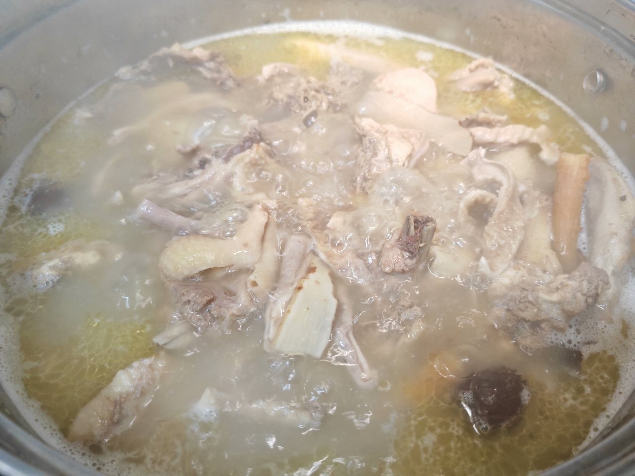 广式猪肚煲鸡汤的做法