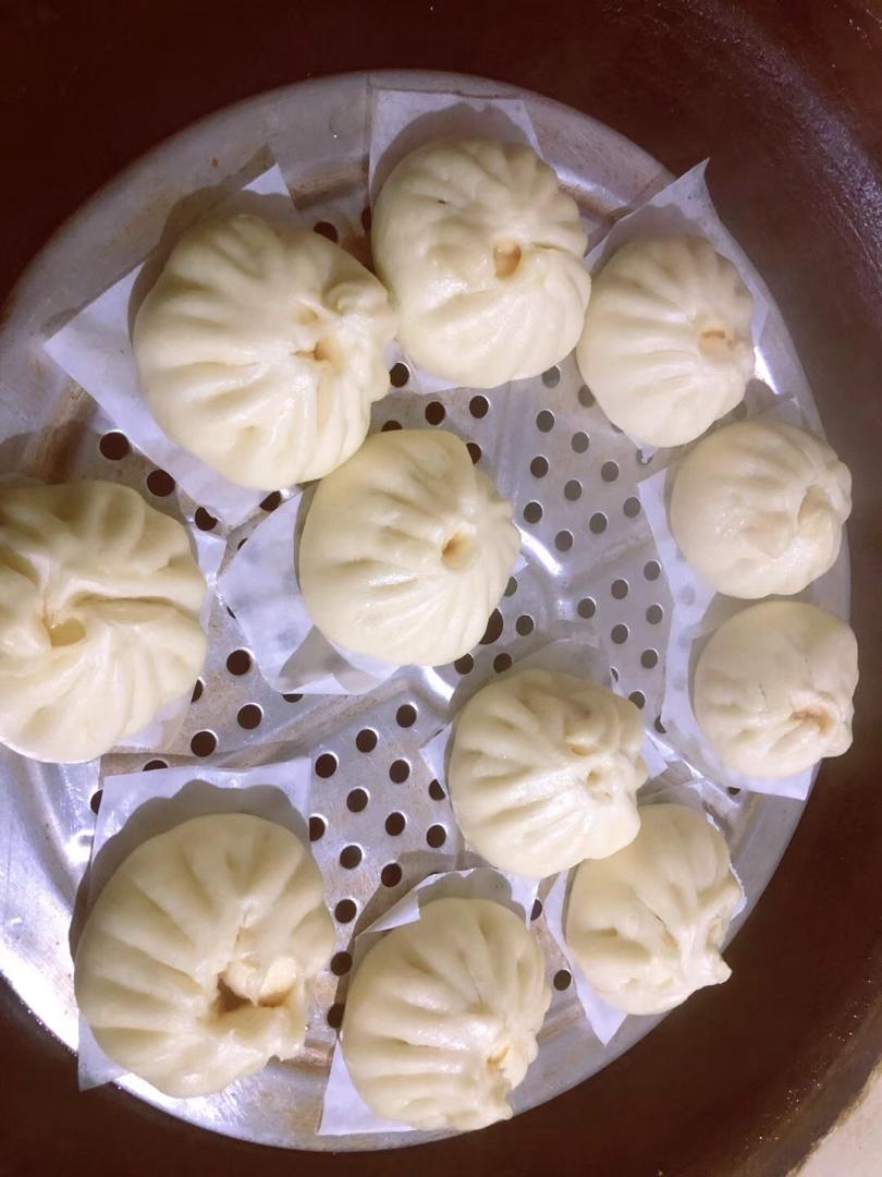 松软多汁的肉包子