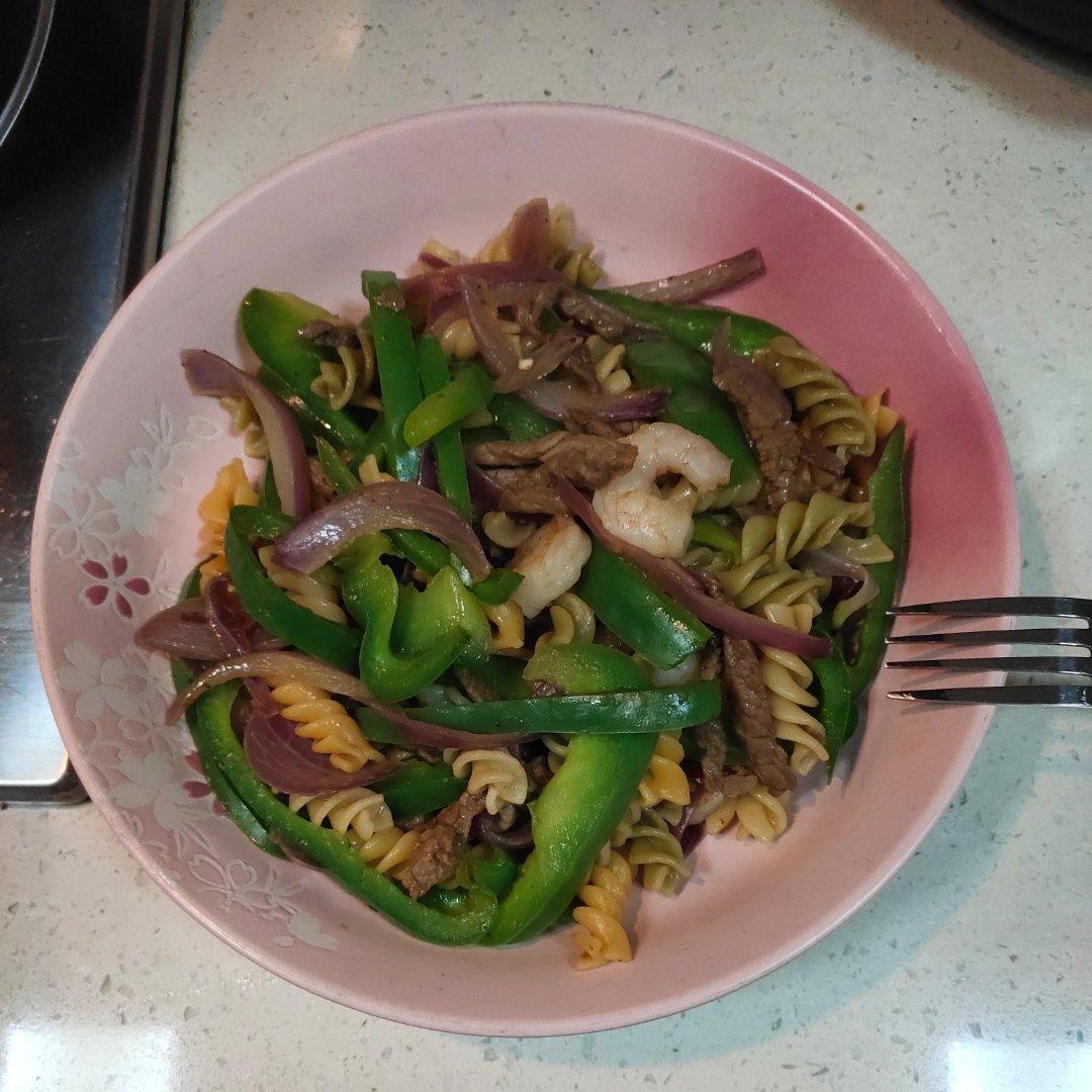 牛肉虾仁意螺旋形意大利面