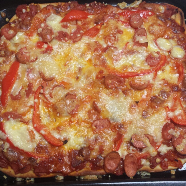 薄饼脆皮火腿pizza
