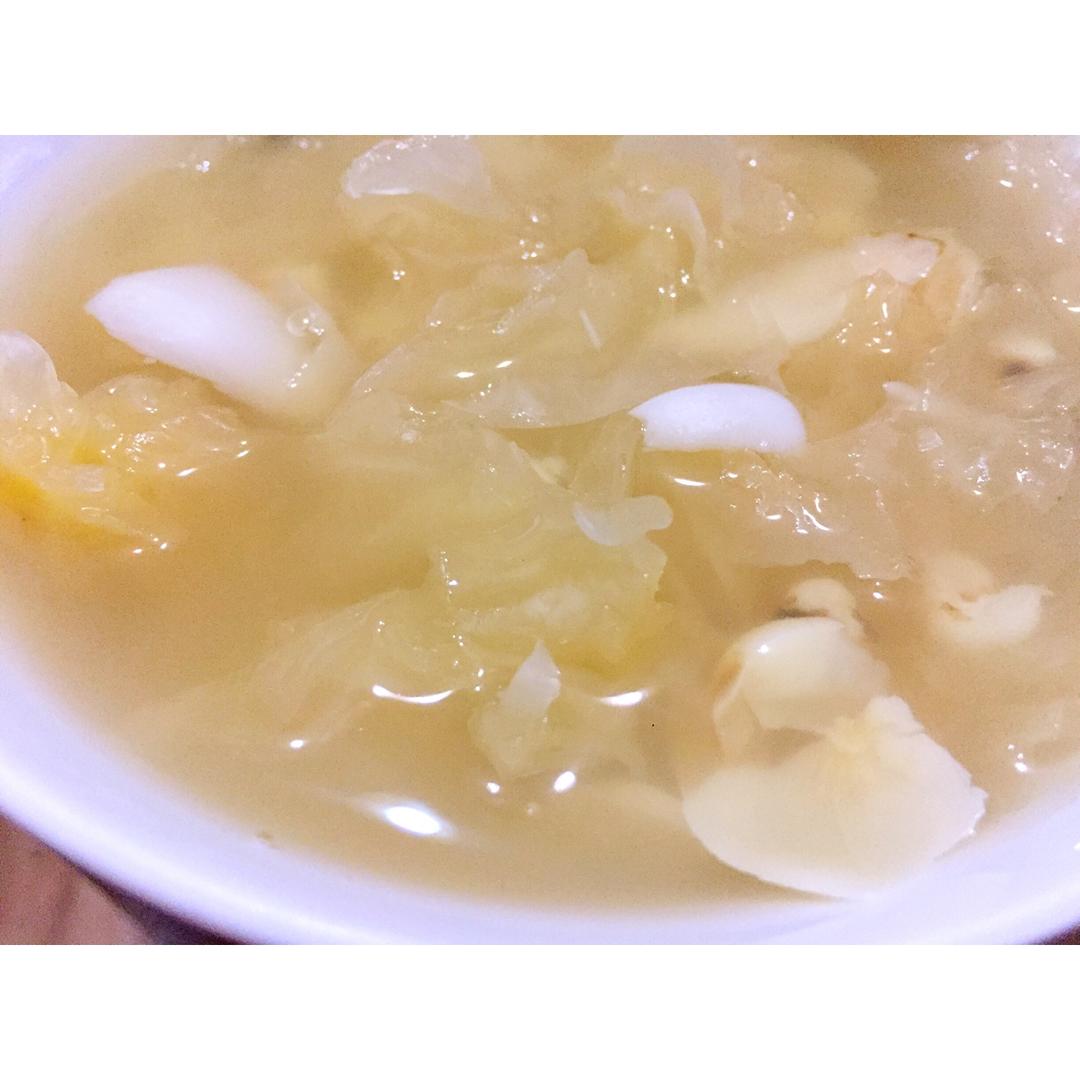 莲子银耳百合羹