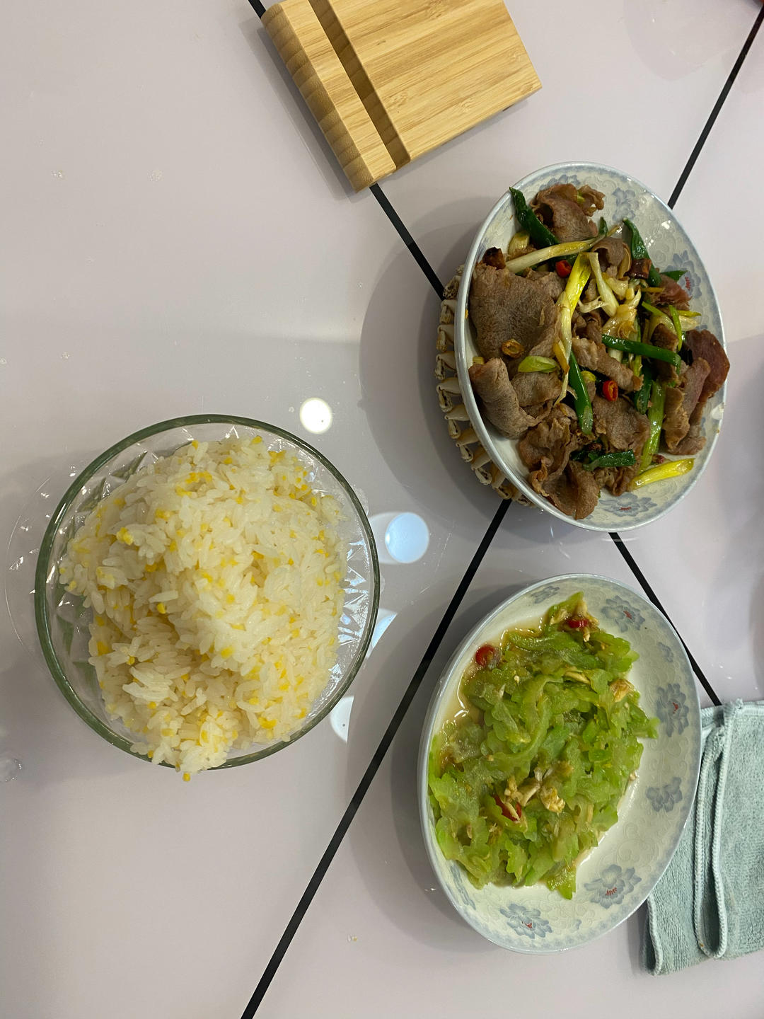 凉拌苦瓜(色碧、味脆)