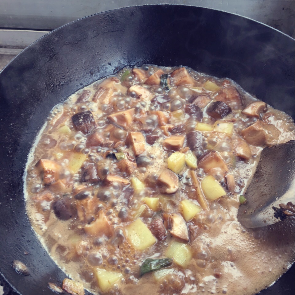 香菇土豆炖鸡块