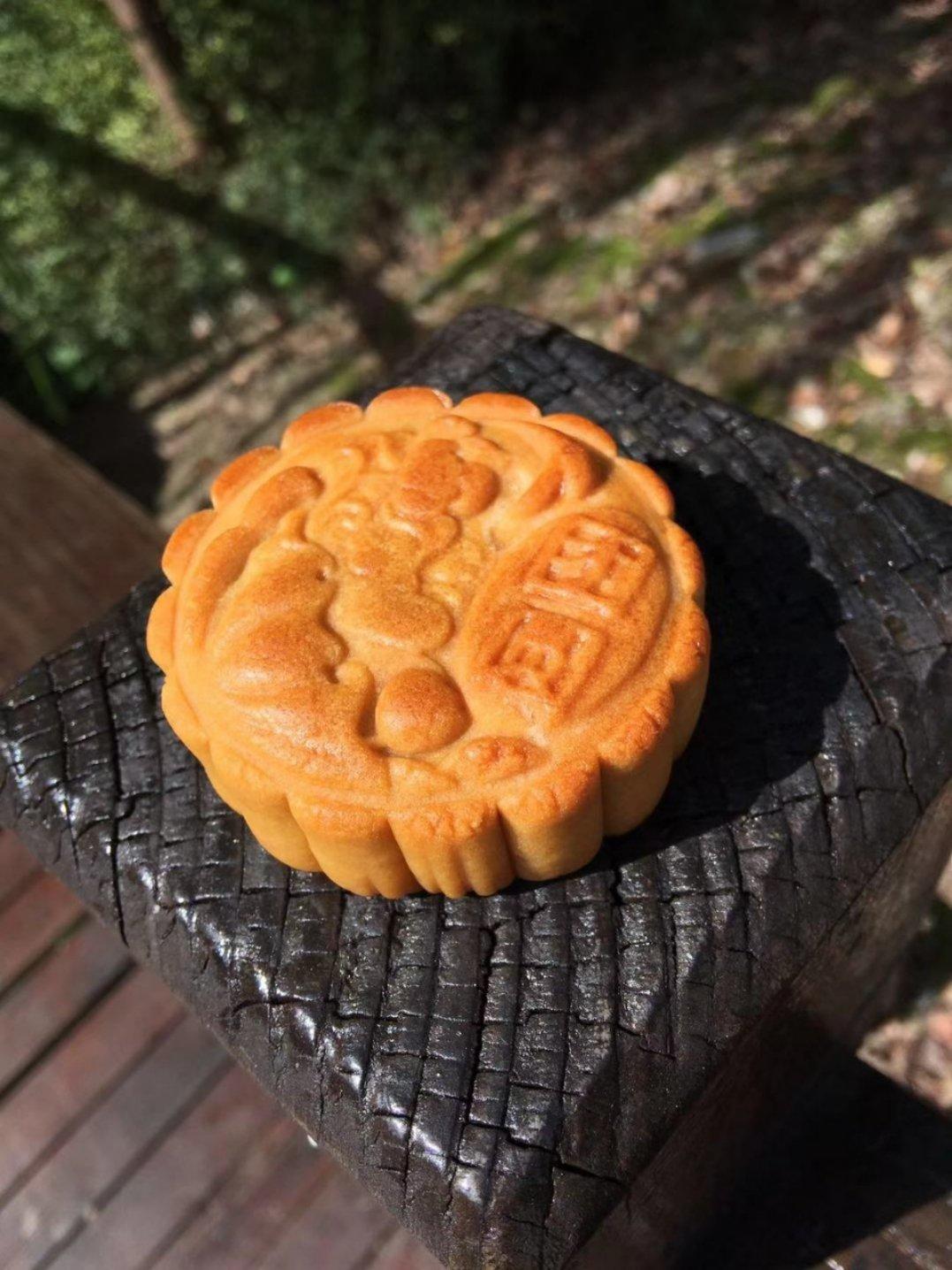 广式月饼—蛋黄莲蓉月饼