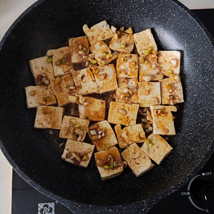 家庭版香煎豆腐（铁板烧烤味）的做法 步骤5