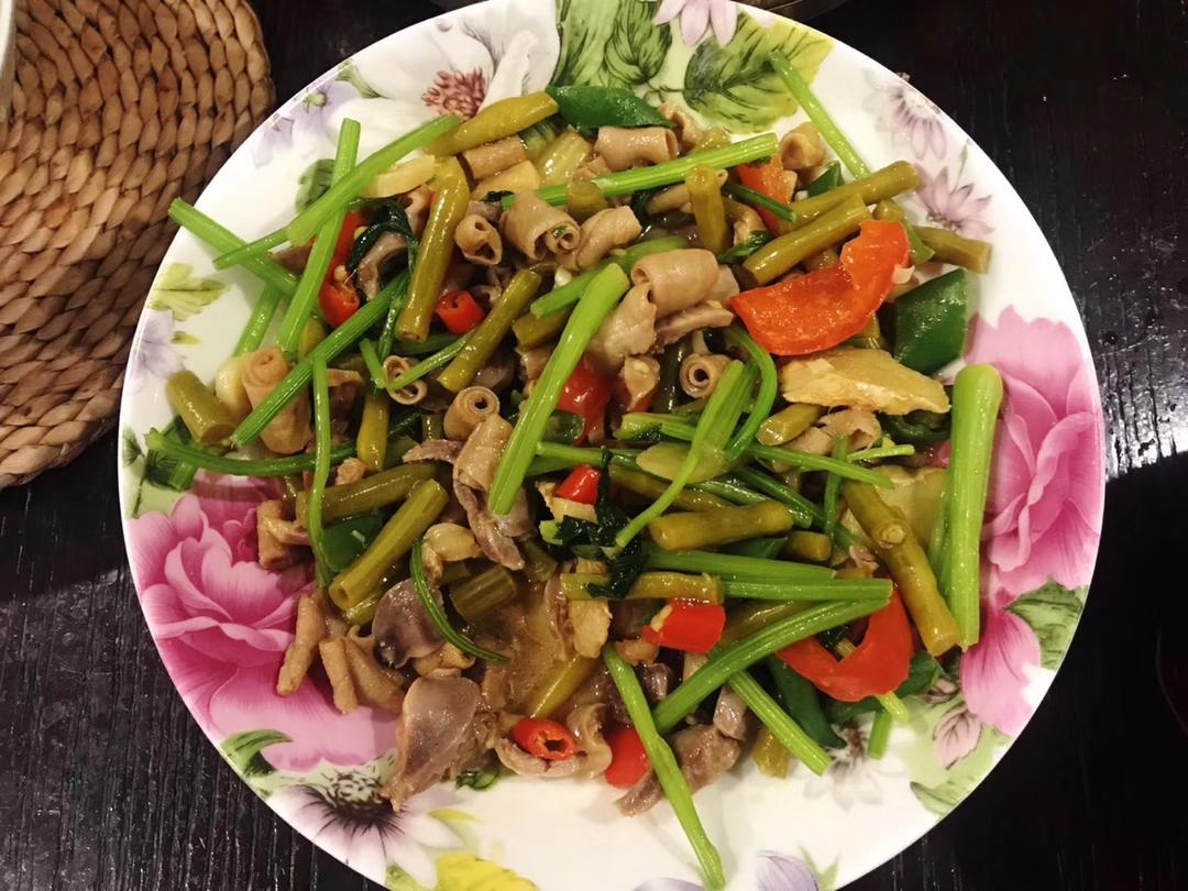 酸豆角炒鸡杂