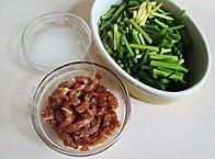 韭菜苔炒牛肉的做法 步骤1