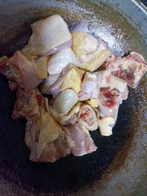 川味全家福红烧柴火鸡的做法 步骤1