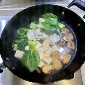 肉丸汤/肉丸青菜豆腐汤的做法 步骤3