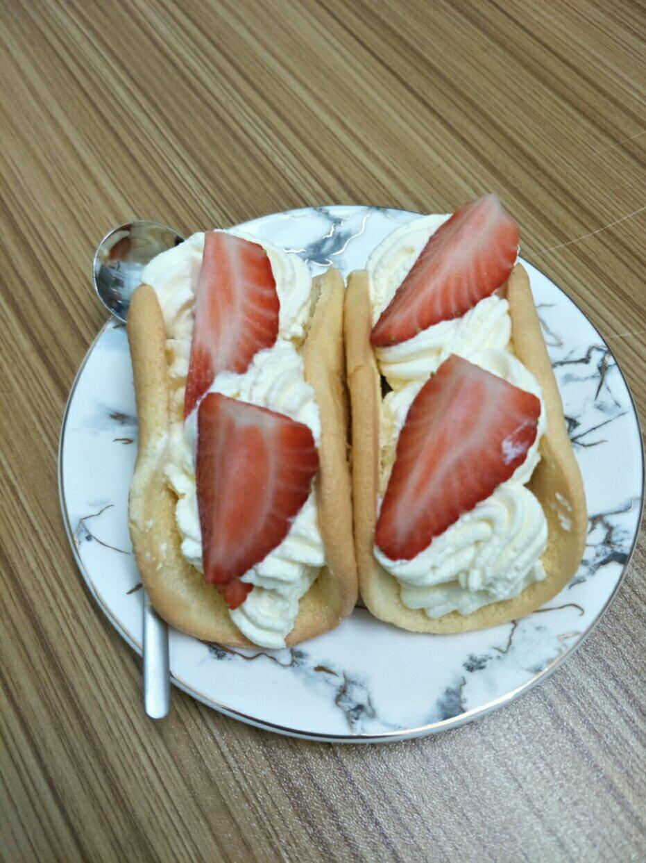 韩国最热门的甜品店Le Bread Lab的草莓蛋糕卷