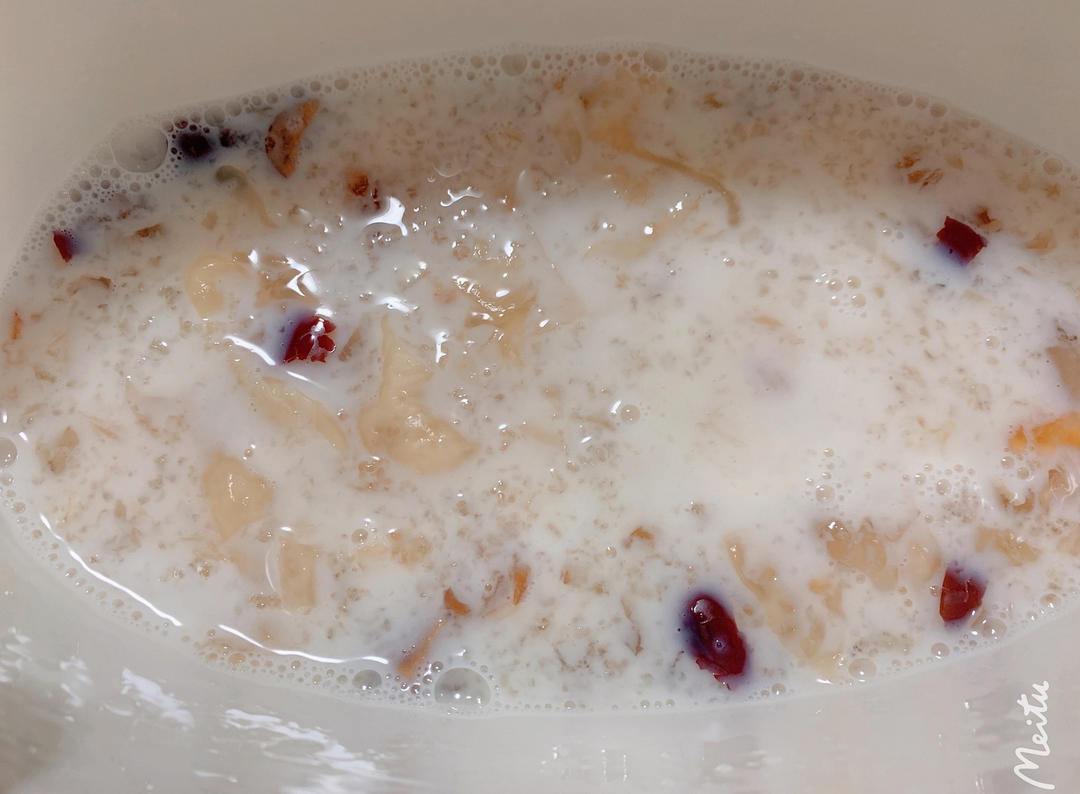 《桃胶皂角米雪燕银耳牛奶羹》据说一碗等于敷30片面膜的功效