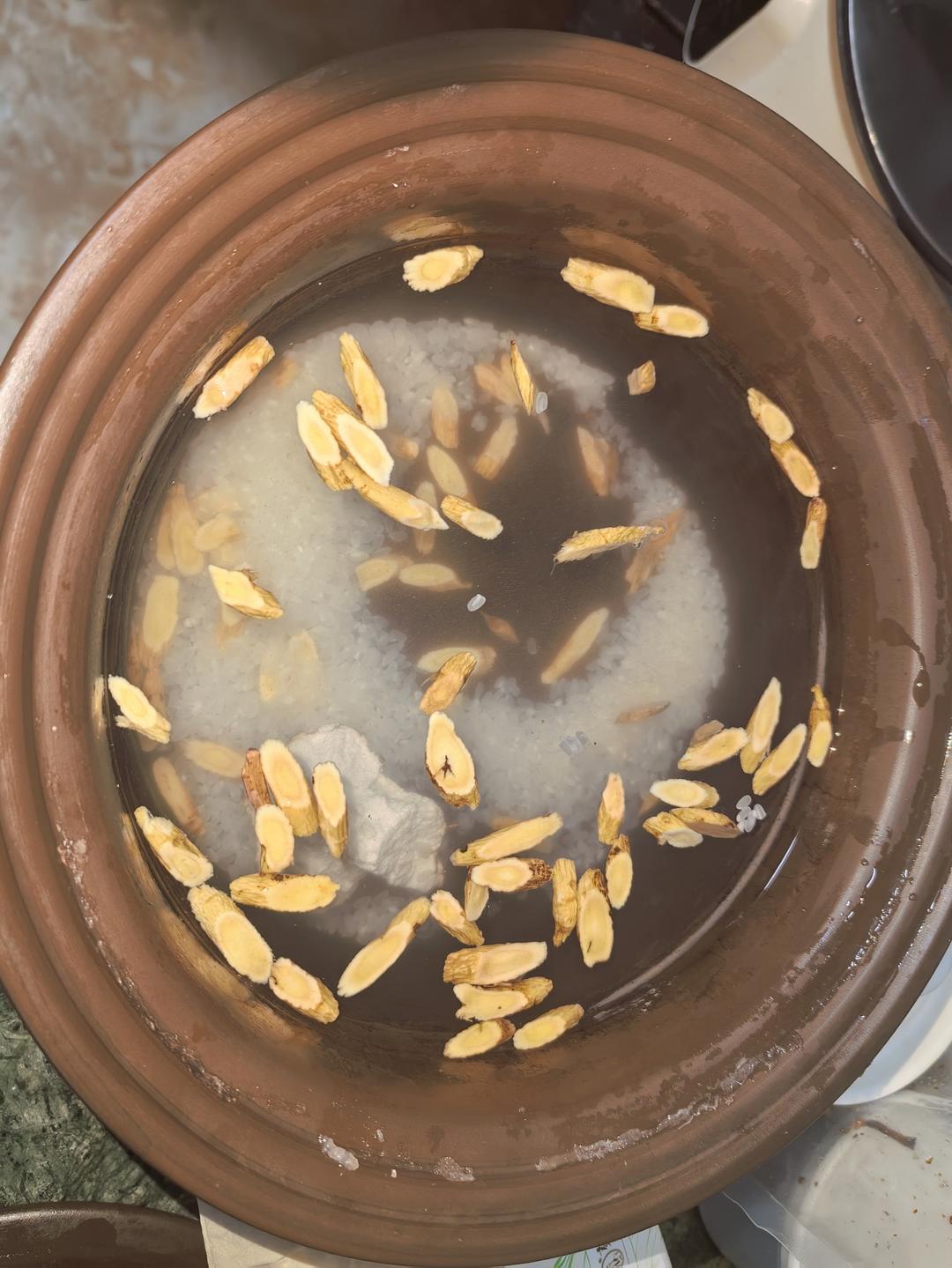 三伏天，湿气重，易虚胖，喝黄芪茯苓粥