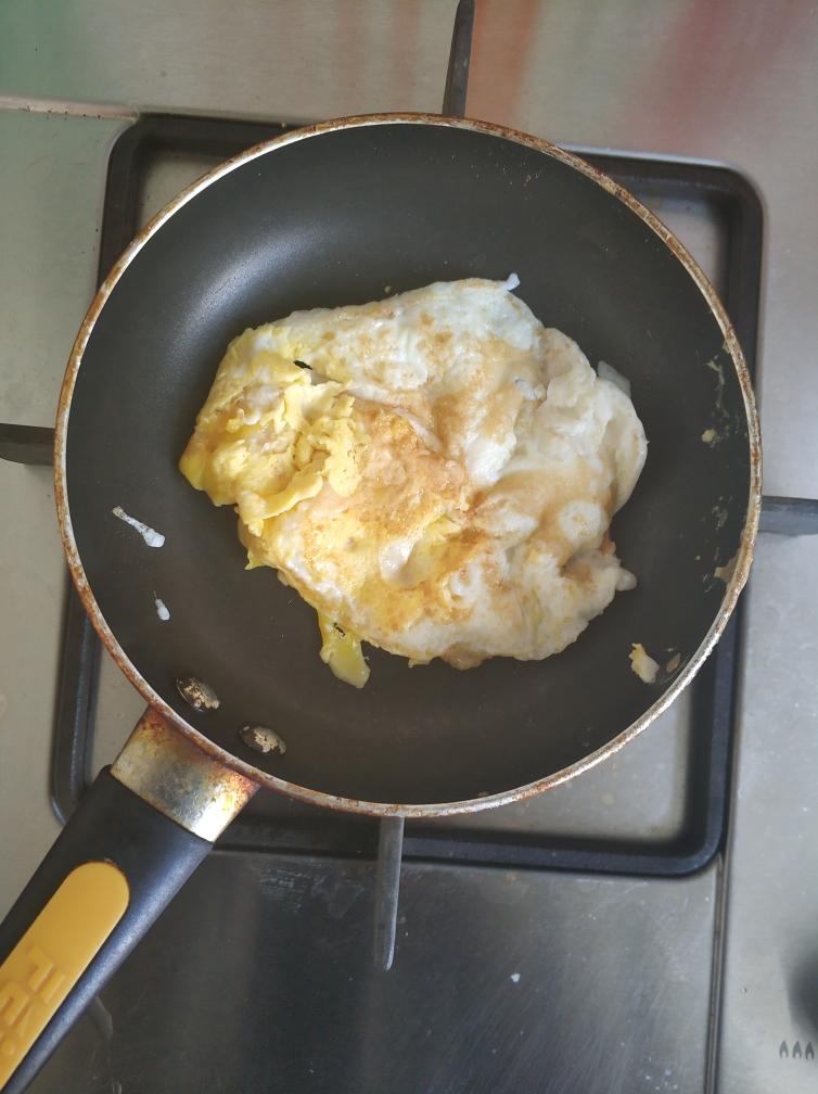 酱油煎鸡蛋的做法 步骤2