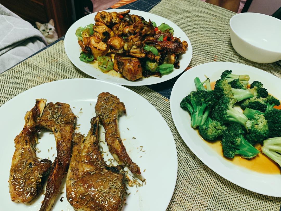 辣椒炒鸡~辣子鸡，外层焦香，内里咸香，再加上辣味…