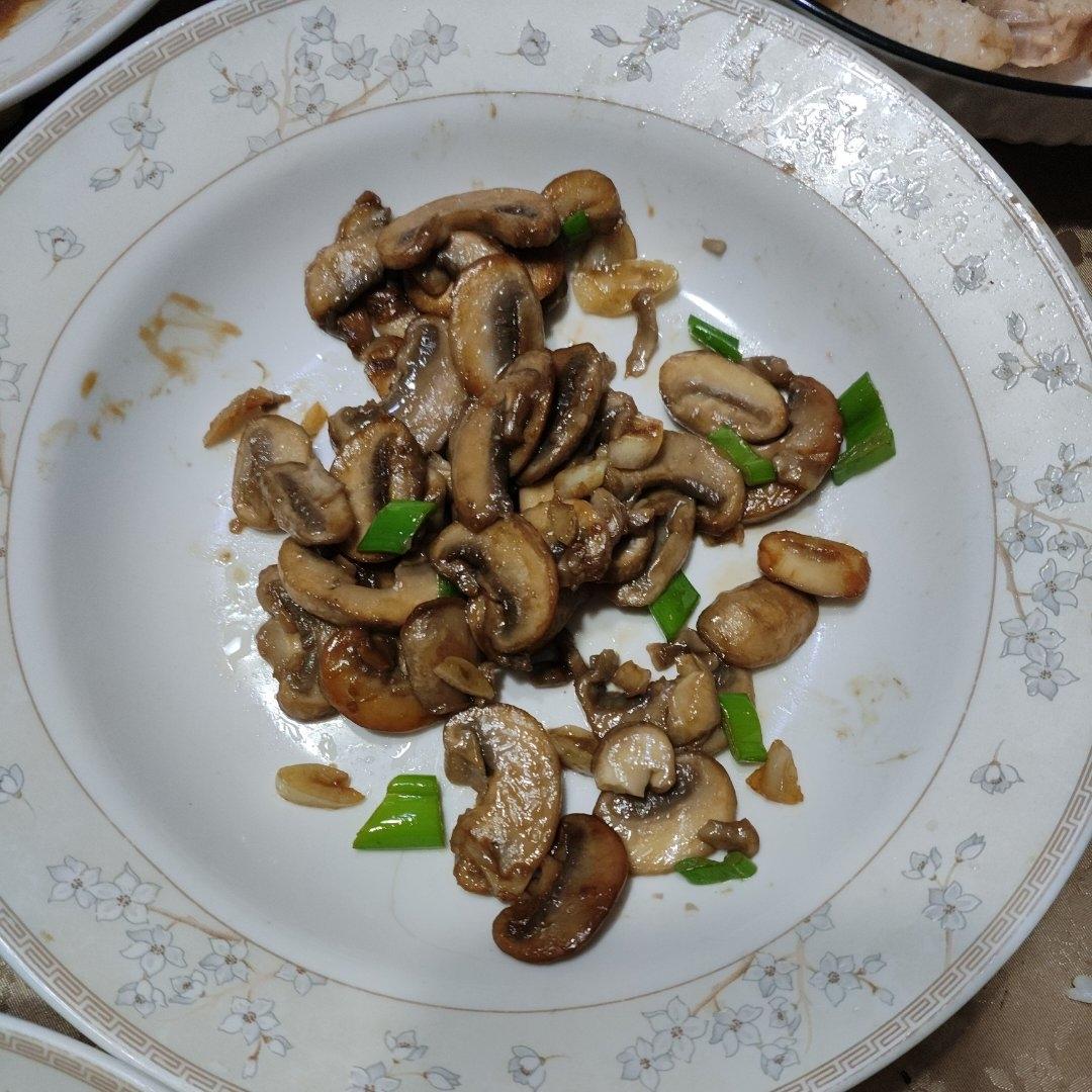鲜香嫩滑！好吃不胖的蒜香炒口蘑！